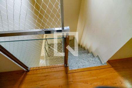Casa para alugar com 174m², 3 quartos e 2 vagas Casa para alugar com 174m², 3 quartos e 2 vagasEscada acesso quartos