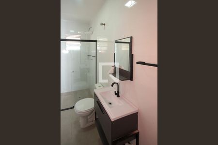 Banheiro de casa para alugar com 1 quarto, 52m² em Parque dos Bancarios, São Paulo