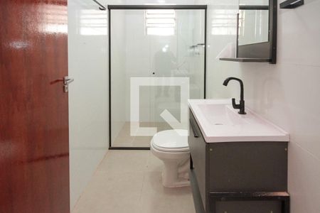 Banheiro de casa para alugar com 1 quarto, 52m² em Parque dos Bancarios, São Paulo