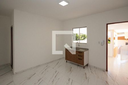 Sala e Cozinha de casa para alugar com 1 quarto, 52m² em Parque dos Bancarios, São Paulo