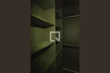 Apartamento à venda com 120m², 2 quartos e 1 vaga Apartamento à venda com 120m², 2 quartos e 1 vagaCloset da suíte