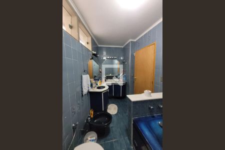 Casa à venda com 500m², 3 quartos e 6 vagasBanheiro Quarto 2 - Suíte