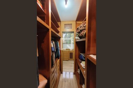 Casa à venda com 500m², 3 quartos e 6 vagasCloset Quarto 2 - Suíte