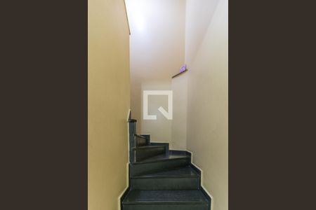 Casa à venda com 106m², 2 quartos e 1 vaga Casa à venda com 106m², 2 quartos e 1 vagaEscada