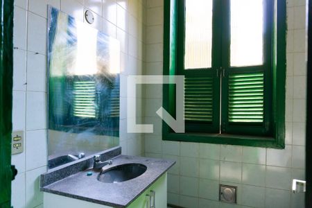 Casa para alugar com 300m², 5 quartos e 6 vagasBanheiro 1