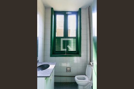 Casa para alugar com 300m², 5 quartos e 6 vagasBanheiro 1