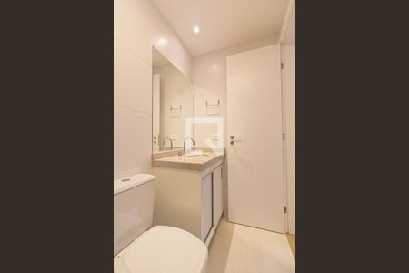 Banheiro de kitnet/studio para alugar com 1 quarto, 27m² em Juvevê, Curitiba