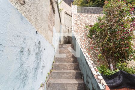 Casa à venda com 359m², 5 quartos e 3 vagasEscada de Acesso ao Quintal