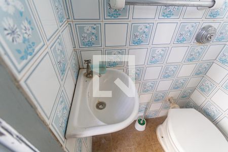 Casa à venda com 359m², 5 quartos e 3 vagasPia do Banheiro de Serviço do 1° Andar