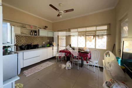 Casa à venda com 300m², 2 quartos e 5 vagas Casa à venda com 300m², 2 quartos e 5 vagasCozinha