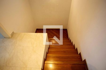 Casa à venda com 385m², 6 quartos e 2 vagasEscada