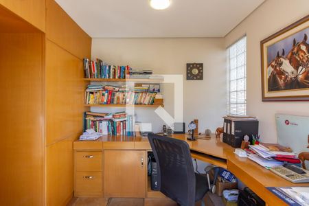 Casa à venda com 840m², 3 quartos e 6 vagasSuíte 2 - Escritório