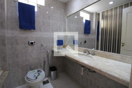 Casa de condomínio para alugar com 400m², 5 quartos e 2 vagasBanheiro da Suíte