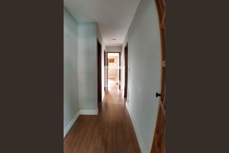 Casa à venda com 194m², 4 quartos e 2 vagasCorredor