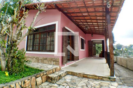 Casa à venda com 194m², 4 quartos e 2 vagasEntrada