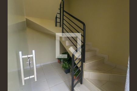 escada acesso 1 andar de casa à venda com 3 quartos, 96m² em Senhora das Gracas, Betim