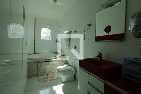 Casa à venda com 300m², 3 quartos e 8 vagasBanheiro da Suite 1