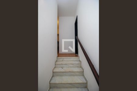 Casa para alugar com 300m², 4 quartos e 2 vagasEscada