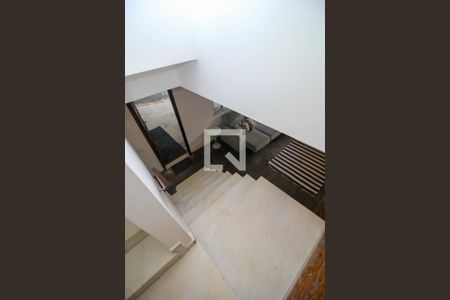 Casa para alugar com 300m², 4 quartos e 2 vagasEscada