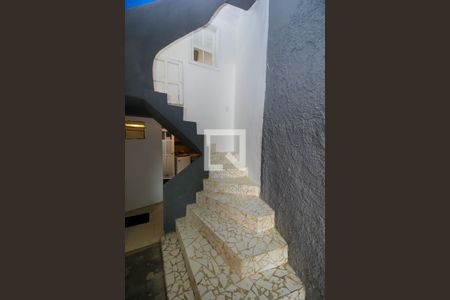 Casa para alugar com 300m², 4 quartos e 2 vagasEscada