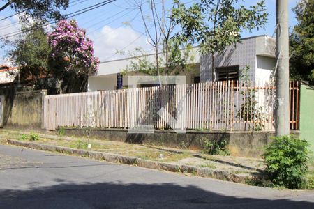 Casa à venda com 200m², 4 quartos e 2 vagasFachada