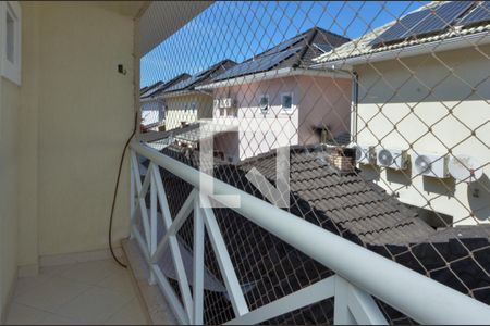 Casa de condomínio à venda com 150m², 3 quartos e 2 vagasSuite - varanda