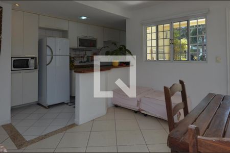 Sala de casa de condomínio à venda com 3 quartos, 150m² em Vargem Pequena, Rio de Janeiro
