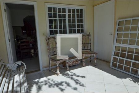 Casa de condomínio à venda com 150m², 3 quartos e 2 vagasFrente