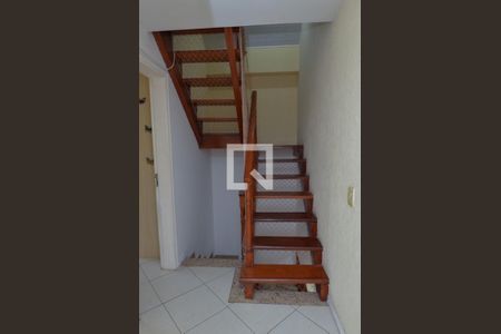 Casa de condomínio à venda com 150m², 3 quartos e 2 vagasEscada