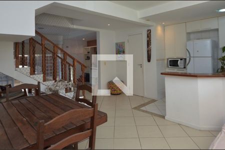 Sala de casa de condomínio à venda com 3 quartos, 150m² em Vargem Pequena, Rio de Janeiro