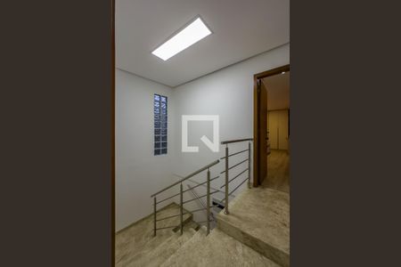 Casa à venda com 230m², 4 quartos e 6 vagas Casa à venda com 230m², 4 quartos e 6 vagasCorredor