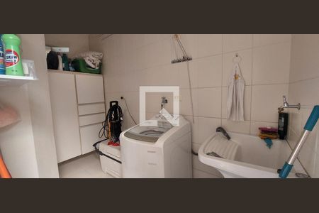 Casa de condomínio à venda com 287m², 4 quartos e 4 vagas Casa de condomínio à venda com 287m², 4 quartos e 4 vagasÁrea de Serviço