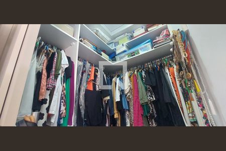 Casa de condomínio à venda com 287m², 4 quartos e 4 vagas Casa de condomínio à venda com 287m², 4 quartos e 4 vagasCloset quarto 1