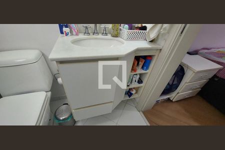 Casa de condomínio à venda com 287m², 4 quartos e 4 vagas Casa de condomínio à venda com 287m², 4 quartos e 4 vagasBanheiro 2