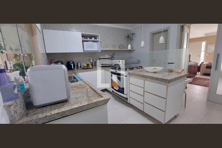 Casa de condomínio à venda com 287m², 4 quartos e 4 vagas Casa de condomínio à venda com 287m², 4 quartos e 4 vagasCozinha