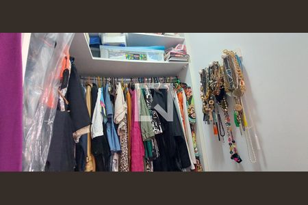 Casa de condomínio à venda com 287m², 4 quartos e 4 vagas Casa de condomínio à venda com 287m², 4 quartos e 4 vagasCloset quarto 1