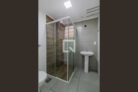 Banheiro de kitnet/studio para alugar com 1 quarto, 38m² em Azenha, Porto Alegre