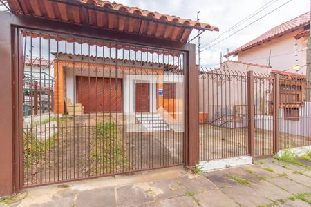 Casa à venda com 219m², 5 quartos e 2 vagas Casa à venda com 219m², 5 quartos e 2 vagasFachada