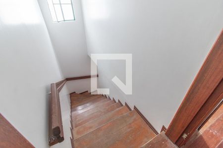 Casa à venda com 219m², 5 quartos e 2 vagas Casa à venda com 219m², 5 quartos e 2 vagasEscada