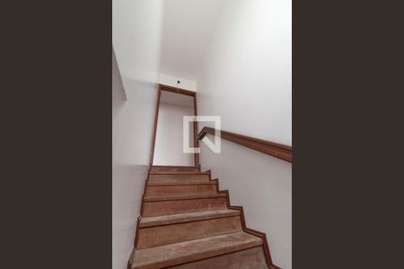 Casa à venda com 219m², 5 quartos e 2 vagas Casa à venda com 219m², 5 quartos e 2 vagasEscada