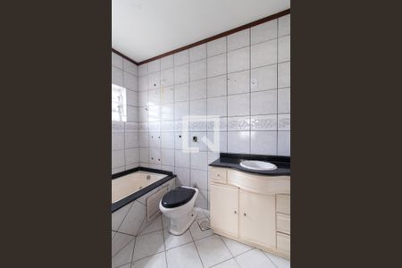 Casa à venda com 219m², 5 quartos e 2 vagas Casa à venda com 219m², 5 quartos e 2 vagasBanheiro