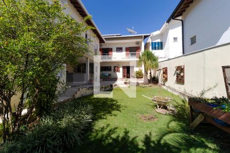 Casa de condomínio à venda com 298m², 6 quartos e sem vaga Casa de condomínio à venda com 298m², 6 quartos e sem vagaQuintal