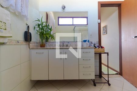 Casa de condomínio à venda com 298m², 6 quartos e sem vaga Casa de condomínio à venda com 298m², 6 quartos e sem vagaBanheiro da Suíte