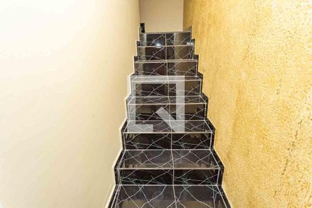 Casa à venda com 200m², 4 quartos e 3 vagas Casa à venda com 200m², 4 quartos e 3 vagasEscada