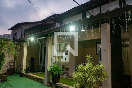 Casa à venda com 300m², 3 quartos e 2 vagas Casa à venda com 300m², 3 quartos e 2 vagasEntrada