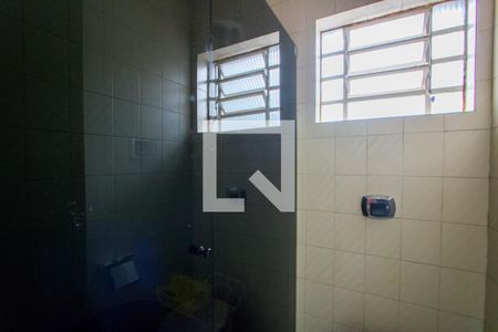 Casa à venda com 271m², 3 quartos e 4 vagasBanheiro do quarto 2
