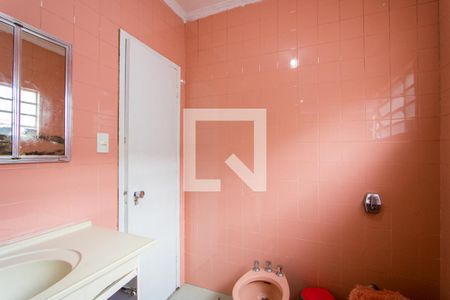 Casa à venda com 271m², 3 quartos e 4 vagasBanheiro do quarto 2