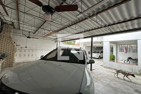 Casa à venda com 220m², 4 quartos e 5 vagasLavanderia com churrasqueira 