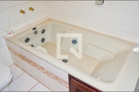 Casa à venda com 280m², 3 quartos e 4 vagasBanheiro da Suíte