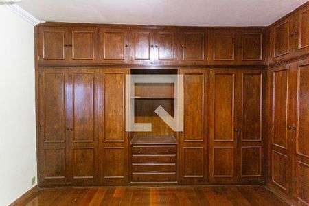 Apartamento à venda com 440m², 4 quartos e 5 vagas Apartamento à venda com 440m², 4 quartos e 5 vagasArmário da Suíte 1